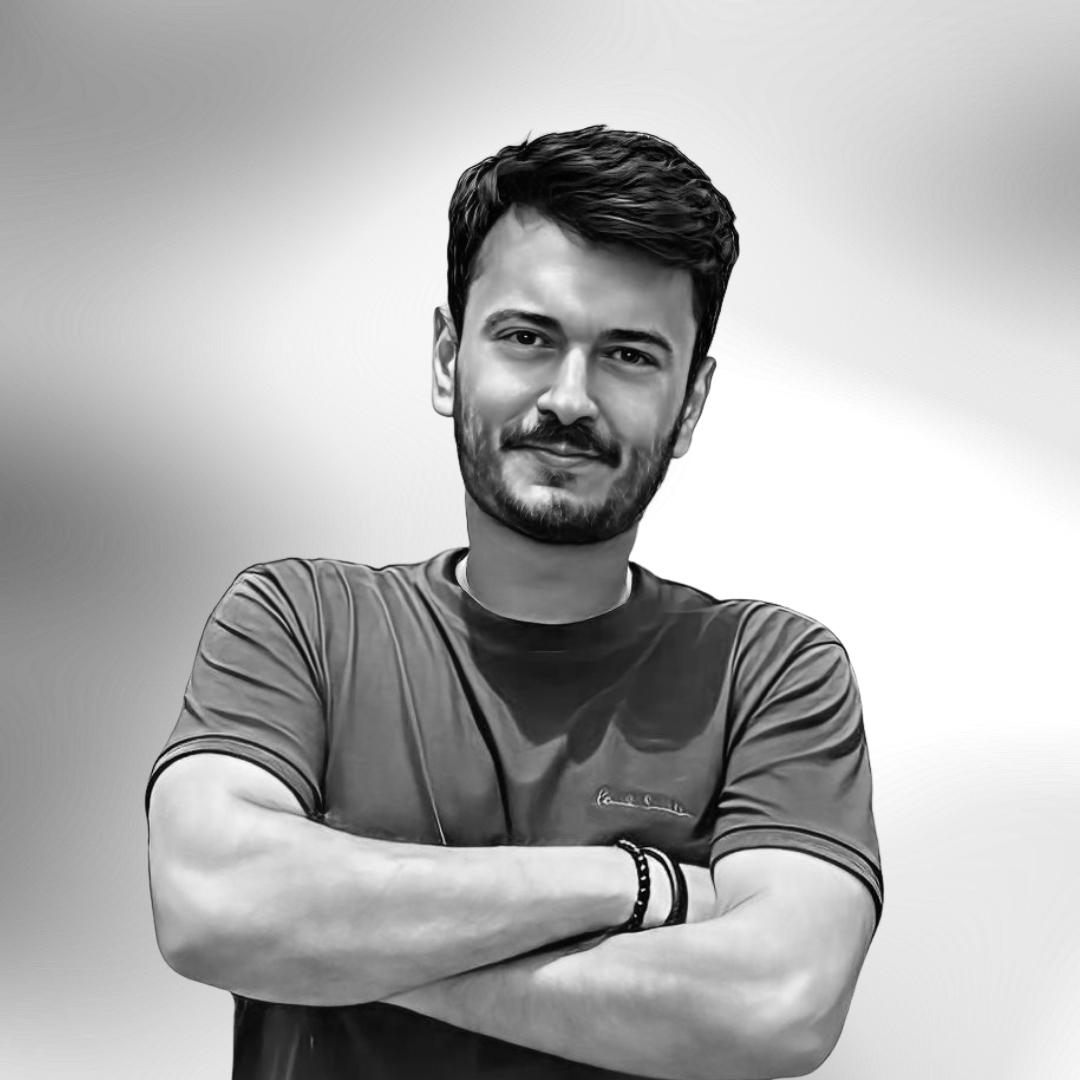 Professional portrait of a smiling man with crossed arms, representing the Tech Marketing Team's expertise in digital marketing and client engagement.